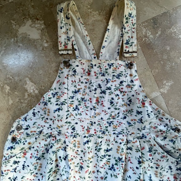 Zero to Nine Floral Maternity Overalls Shorts, Size Medium - Picture 4 of 12